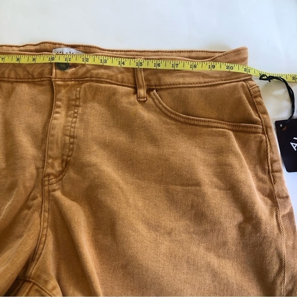 Ava & Viv Women's Raw Hem Cut-Off Mid Rise Midi Jean Shorts. Plus Size 20W - Picture 7 of 11